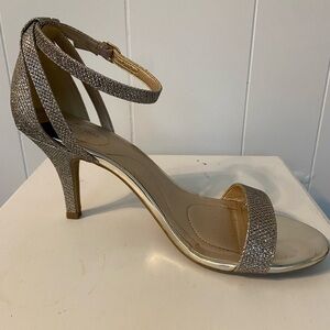Bandoino Women's Sparkly Heels Silver
Glitter Open Toe Ankle Strap Size 8.5 EUC